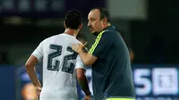 Pelatih baru Real Madrid Rafael Benitez (kanan) memberi instruksi kepada pemainnya Francisco Roman " Isco " di Stadion Tianhe, Cina, Senin, (27/7/2015) . Kemenangan Madrid masing – masing dicetak oleh jese, Varane dan James Rodriguez. (REUTERS/Tyrone Siu)