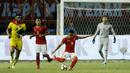 Gelandang Indonesia, Evan Dimas, menendang bola saat pertandingan persahabatan melawan Guyana di Stadion Patriot, Bekasi, Sabtu (25/11/2017). Indonesia menang 2-1 atas Guyana. (Bola.com/M Iqbal Ichsan)
