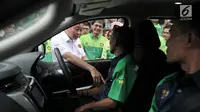 Menteri ESDM Ignasius Jonan berbincang dengan sopir salah satu mobil sebelum melakukan uji jalan Penggunaan Bahan Bakar B30 untuk kendaraan bermesin diesel di Kementerian ESDM, Jakarta, Kamis (13/6/2019). (merdeka.com/Iqbal S. Nugroho)