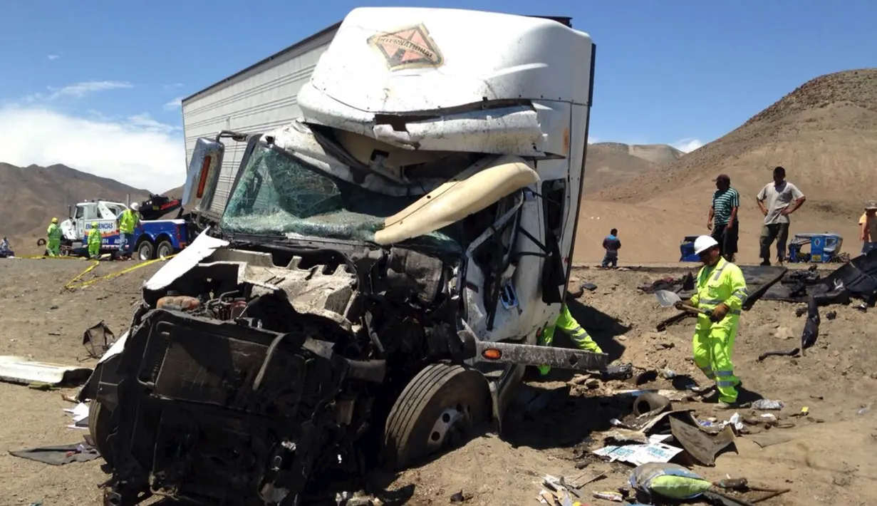 Tampak Kondisi truk yang mengalami tabrakan dengan tiga bus di jalan tol Kota Huarmey, Peru, Senin (23/3/2015). Insiden ini setidaknya menewaskan  34 orang tewas dan 70 luka-luka lainnya. (REUTERS/Andina Agency)