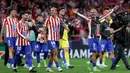Penyerang Atletico Madrid asal Prancis, Antoine Griezmann (kedua kanan) bersama rekan-rekan setimnya merayakan kemenangan di akhir pertandingan leg kedua perempat final Liga Champions 2025/2026 melawan FC Barcelona di Stadion Metropolitano, Madrid pada Selasa 14 April 2026 waktu setempat atau Rabu (15/4/2026) dini hari WIB. tletico Madrid sukses melangkah ke semifinal Liga Champions 2025/2026. (Thomas COEX/AFP)