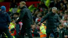 Jose Mourinho (kanan) dan Juergen Klopp usai pertandingan matchday 21 Premier League antara MU vs Liverpool di Old Trafford, Minggu (15/1). Keduanya berbagi angka usai imbang dengan skor 1-1. (AP Photo/Dave Thompson)