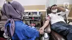 Petugas melayani warga yang mendonorkan darahnya di Palang Merah Indonesia (PMI) DKI Jakarta, Jakarta, Selasa (26/4/2022). Ketersediaan darah di PMI DKI Jakarta sepekan jelang Hari Raya Idul Fitri mencapai sekitar 30 persen dari angka stok normal. (merdeka.com/Iqbal S. Nugroho)