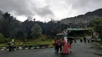 Wisatawan mengunjungi kawasan Gunung Papandayan di Kabupaten Garut, Jawa Barat, pada Minggu (24/10/2022)