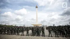 Prajurit TNI AD mengikuti Apel Gelar Pasukan Jajaran TNI AD di Lapangan Monas, Jakarta, Selasa (25/1/2022). Pasukan TNI AD dan Alutsista dipamerkan saat mengikuti gelar apel pasukan. (Liputan6.com/Faizal Fanani)