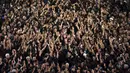 Ribuan jamaah Syiah berpartisipasi dalam upacara berkabung selama hari Asyura di Teheran, Iran,(10/10). Mereka memperingati kematian Imam Hussein, cucu Nabi Muhammad yang terbunuh di Karbala. (AP Photo/Hadi Mizban)