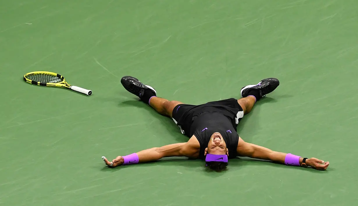 Petenis Spanyol, Rafael Nadal usai mengalahkan Daniil Medvedev dari Rusia pada babak final AS Terbuka 2019 di New York, Minggu (8/9/2019). Nadal menjadi juara melalui pertarungan lima set 7-5, 6-3, 5-7, 4-6, dan 6-4. (AP Photo/Sarah Stier)