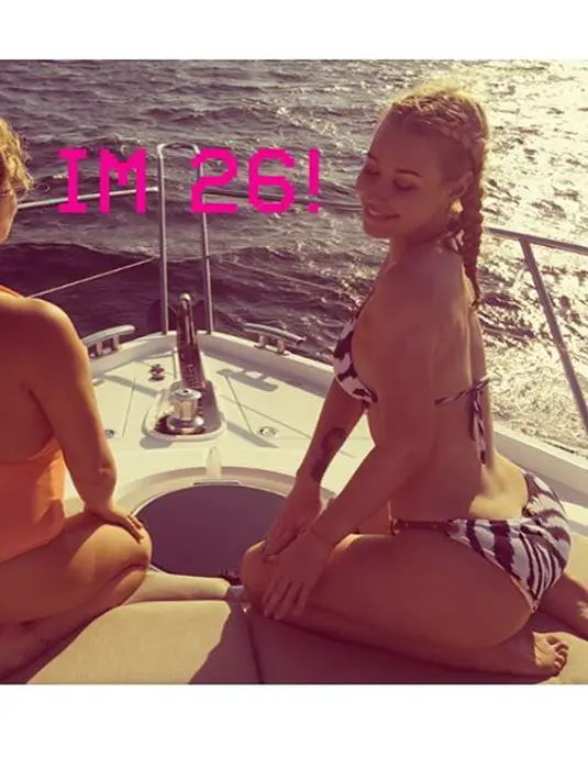 Dengan rasa bangga, Iggy Azalea memamerkan bentuk tubuhnya yang seksi ke akun sosial media instagram. Bersama temannya, Iggy Azalea pun berpose menggoda. (Instagram)