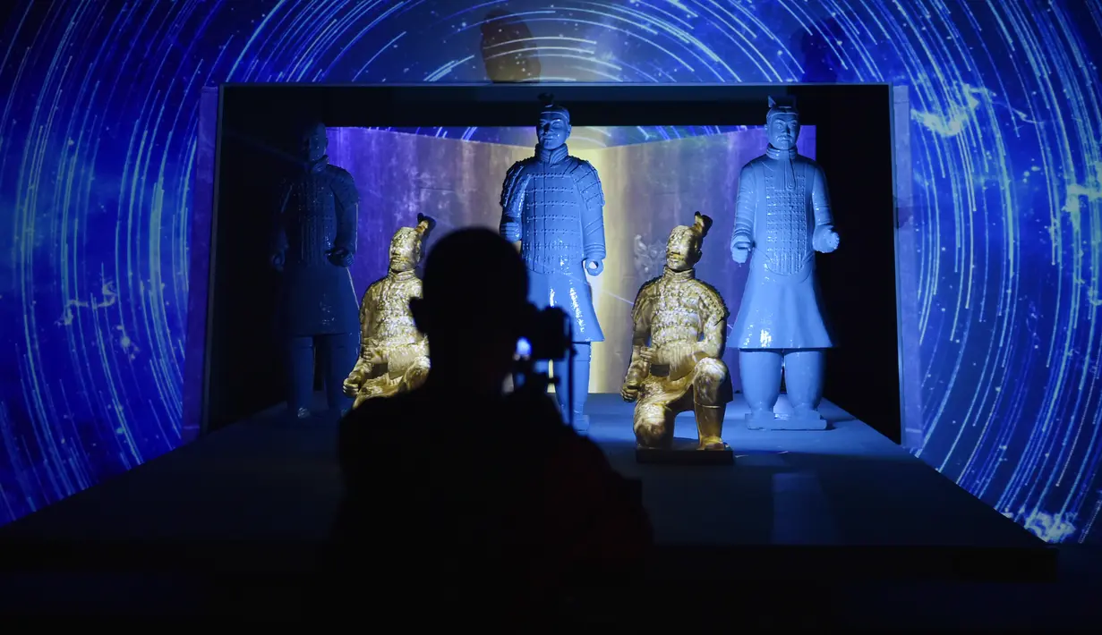 Pekerja media mengunjungi sebuah pameran digital dalam pratinjau media di Museum Ibu Kota (Capital Museum), Beijing, China, 25 September 2020. Menampilkan konten-konten digital peninggalan sejarah dari sejumlah museum, pameran itu akan dibuka untuk umum pada Sabtu (26/9). (Xinhua/Lu Peng)