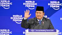 Hal itu dipaparkan Presiden Prabowo saat berpidato pada pertemuan tahunan Forum Ekonomi Dunia (WEF) di Davos, Swiss, pada Kamis 22 Januari 2026. Tampak dalam foto, Presiden Indonesia, Prabowo Subianto mengangkat tangan saat menyampaikan pidato khusus (special address) pada pertemuan tahunan Forum Ekonomi Dunia (WEF) di Davos, Swiss, pada Kamis 22 Januari 2026. (Fabrice COFFRINI/AFP)