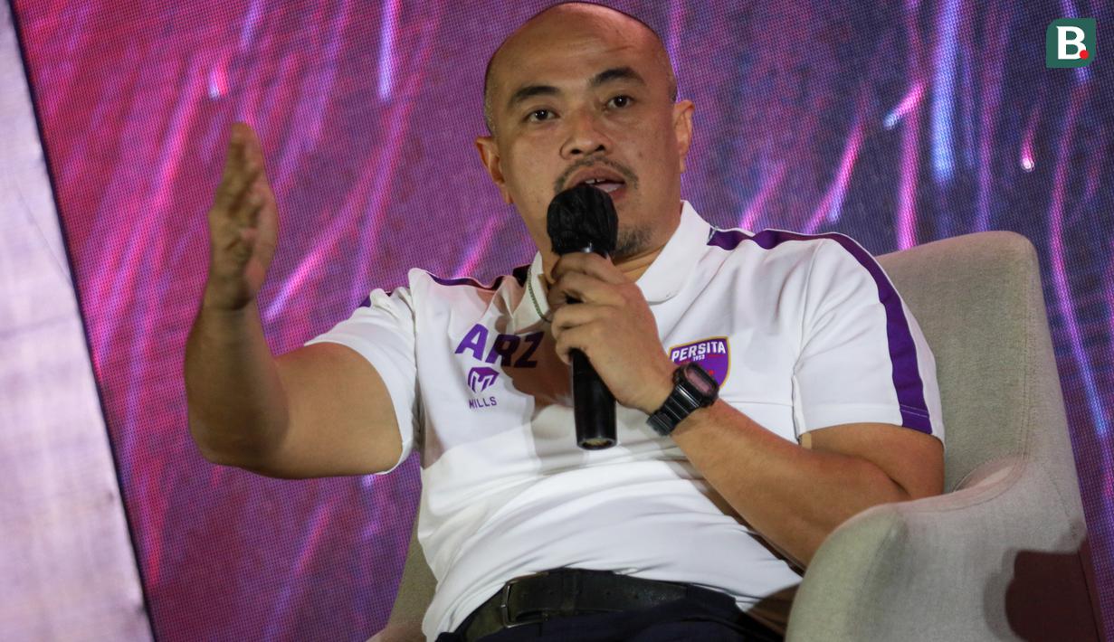 Presiden klub Persita Tangerang, Rully Zulfikar memberikan tanggapan saat sesi tanya jawab pada acara Launching Team and Jersey Persita Tangerang di The Springs Club, Gading Serpong, Tangerang, Banten pada Kamis (21/06/2022). (Bola.com/Bagaskara Lazuardi)