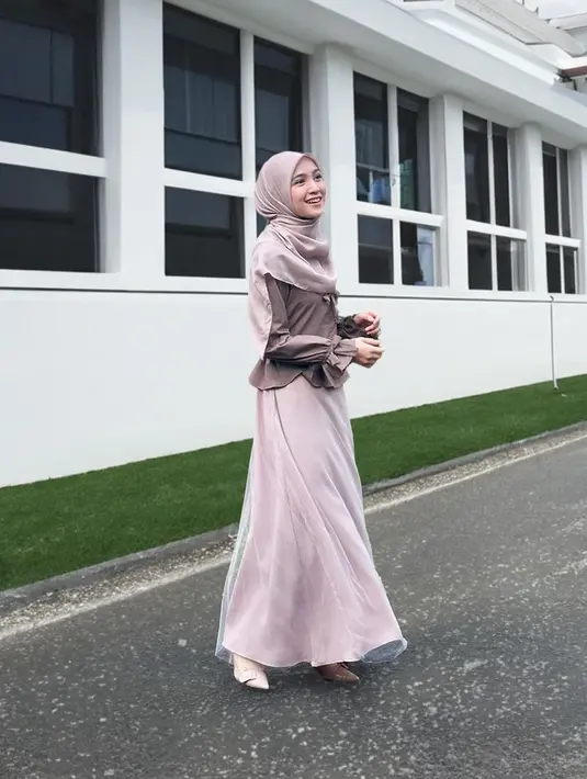 Cut Syifa tampil kasual dengan outfit bernuansa kecokelatan yang senada dari kepala hingga kakinya. Ia memadukan blouse lengan panjang dengan rok tutu dan hijab bernuansa cokelat yang senada. [Foto: Instagram/cutsyifaa]