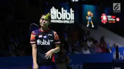 Ekspresi kekecewaan pebulu tangkis tunggal putri Indonesia, Gregoria Mariska Tunjung terlihat saat melawan Ratchanok Intanon (Thailand) di babak 16 besar Indonesia Open 2019 di Istora Senayan, Jakarta, Kamis (18/7/2019). Gregoria kalah 21-13, 19-21, 15-21. (Liputan6.com/Helmi Fithriansyah)