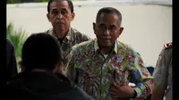 Mengenakan kemeja batik lengan panjang, Menhan Ryamizard Ryacudu memasuki Gedung Komisi Pemberantasan Korupsi (KPK), Jakarta, Rabu (22/01/15).  Kunjungan Menhan Ryamizard Ryacudu untuk melaporkan harta kekayaannya. (Liputan6.com/Faisal R Syam)