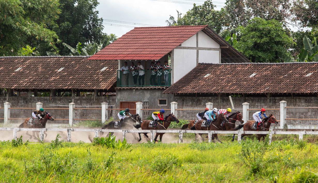 Kejuaraan ini tidak hanya menjadi ajang kompetisi olahraga, tetapi juga daya tarik wisata olahraga (sport tourism) yang menampilkan perpaduan budaya dan hiburan. Tampak dalam foto, joki-joki berkompetisi dalam kejuaraan balap kuda nasional tahunan yang memperebutkan trofi Sultan Hamengku Buwono X, di lintasan Sultan Agung, Bantul, Yogyakarta, pada Minggu 9 November 2025. (DEVI RAHMAN/AFP)
