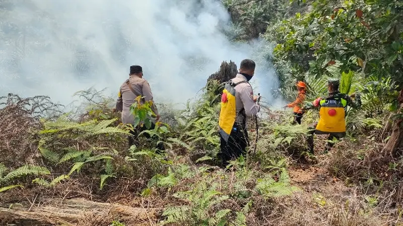 Personel Polda Riau memadamkan kebakaran lahan yang terjadi dalam beberapa hari terakhir.