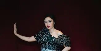 Febby Rastanty kembali hiasi layar lebar dengan membintangi film Seni Memahami Kekasih. Ia pun tampil dengan gaya glamor tapi playful di gala premiere. [@febbyrastanty]