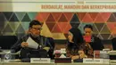 Menteri Dalam Negeri Tjahjo Kumolo (kiri) berbincang dengan Menko PMK Puan Maharani sebelum rakor tingkat menteri di Kemenko PMK, Jakarta, Rabu (19/10). Rapat koordinasi tersebut membahas tentang Pelaksanaan UU Desa. (Liputan6.com/Faizal Fanani)
