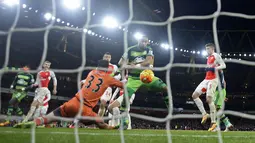 Pemain Swansea City, Ashley Williams  saat mencetak gol ke gawang Arsenal pada lanjutan Liga Inggris pekan ke-28 di Stadion Emirates, London, Kamis (3/3/2016) dini hari WIB. (Reuters / Dylan Martinez)