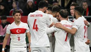 Gelandang Turki #10, Hakan Calhanoglu, merayakan gol pertama timnya dari titik penalti bersama rekan-rekannya selama pertandingan leg kedua play-off UEFA Nations League A/B antara Hungaria dan Turki di Budapest, Hungaria, pada tanggal 23 Maret 2025. (Attila KISBENEDEK/AFP)