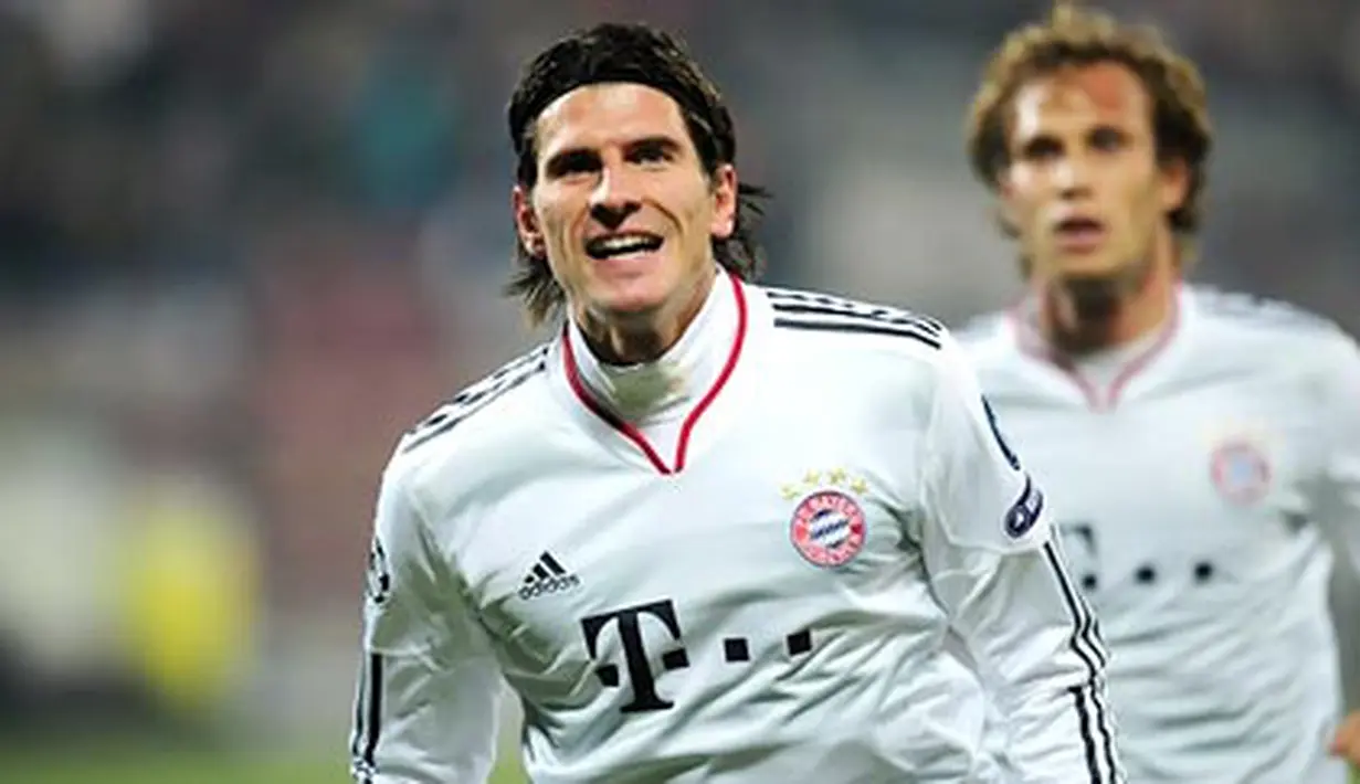 Striker Bayern Muenchen Mario Gomez menciptakan hat-trick untuk kemenangan timnya ketika bertandang ke CFR Cluj pada pertandingan Liga Champions, 3 November 2010. AFP PHOTO/DANIEL MIHAILESCU