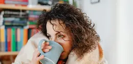Suhu air yang ideal untuk pagi hari adalah sekitar 40-60 derajat Celcius agar tidak melukai kerongkongan namun tetap efektif membakar kalori. [Dok/Pexels.com/kaboompics].