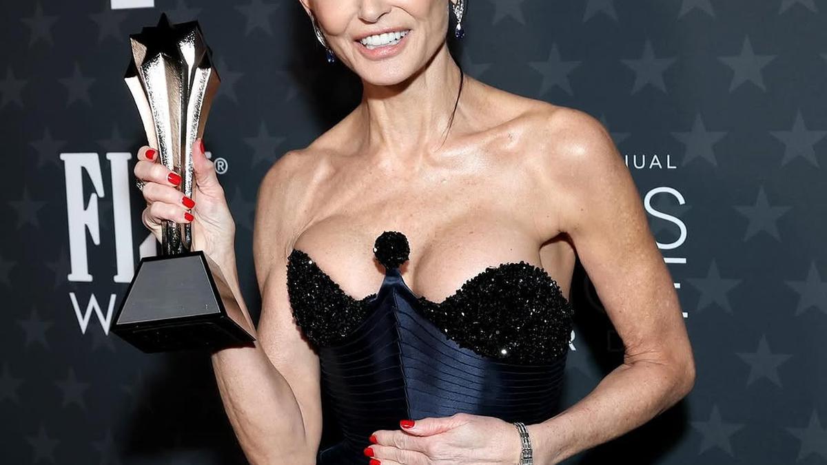 8 Gaya Stunning Demi Moore Raih Best Actress di Critics Choice Awards 2025 dengan Gaun Korset, Definisi Umur Cuma Angka