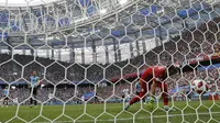 Proses terjadinya gol yang dicetak striker Prancis, Antoine Griezmann, ke gawang Uruguay pada laga perempat final Piala Dunia di Stadion Nizhny Novgorod, Nizhny Novgorod, Jumat (6/7/2018). Prancis menang 2-0 atas Uruguay. (AP/Natacha Pisarenko)