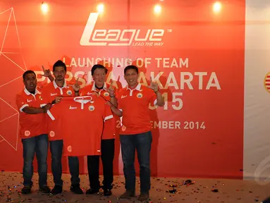 Jelang berlaga di Indonesia Super League (ISL) musim 2015, Persija Jakarta merilis kostum anyarnya, Jakarta (23/12/2014). (Liputan6.com/Helmi Fithriansyah)