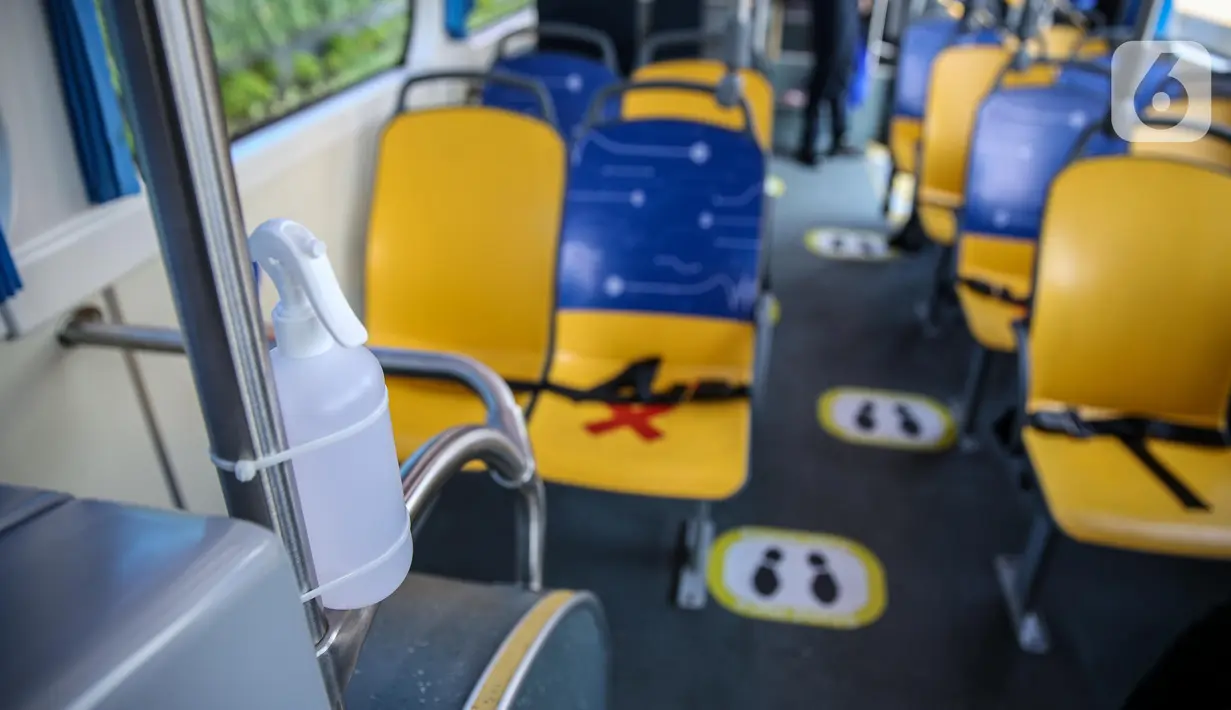 Cairan pembersih tangan disediakan di dalam bus listrik Transjakarta di Kantor Pusat Transjakarta, Senin (6/7/2020). Layanan ini akan beroperasi setiap hari, mulai pukul 10.00-20.00 WIB dan berhenti di halte-halte Non-BRT di sepanjang rute Blok M hingga Balai Kota. (Liputan6.com/Faizal Fanani)