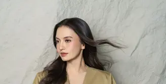 Menjadi wamen Komdigi membuat Raline Shah kerap tampil dengan gaya formal. Baru-baru ini ia unggah OOTD ngantor ala PNS yang stylish [@ralineshah]