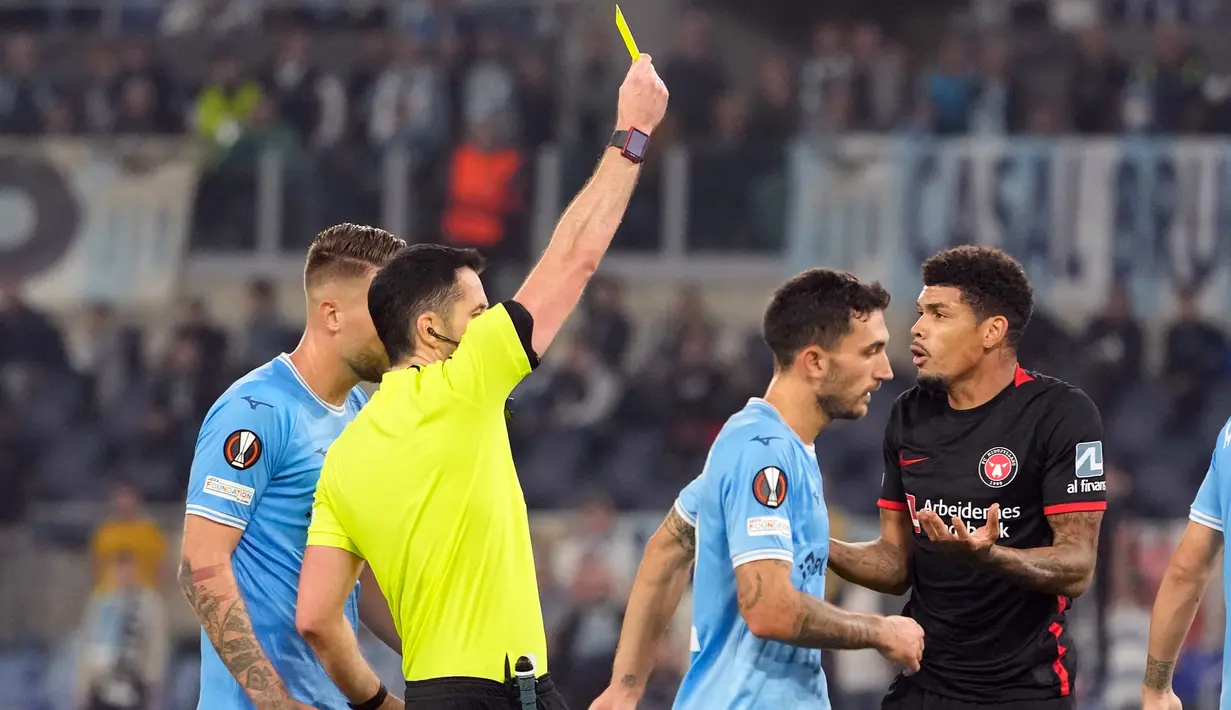 Pemain FC Midtjylland Juninho (kanan) menerima kartu kuning saat melawan Lazio pada pertandingan sepak bola Grup F Liga Europa di Stadion Olimpiade Roma, Italia, 27 Oktober 2022. Lazio menang 2-1 atas FC Midtjylland. (AP Photo/Alessandra Tarantino)