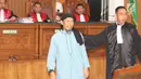 Terdakwa kasus teror bom Thamrin, Aman Abdurrahman bersiap menjalani sidang pembacaan vonis di Pengadilan Negeri Jakarta Selatan, Jumat (22/6). Aman Abdurrahman hadir dengan pengawalan ketat satuan kepolisian bersenjata lengkap (Liputan6.com/Angga Yuniar)