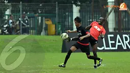 Dwight Yorke terlihat ikut berlatih bersama para fans Manchester United usai Training Camp Ayo Indonesia Bisa di Lapangan C Senayan Jakarta pada Kamis 14 November 2013 (Liputan6.com/Helmi Fithriansyah).