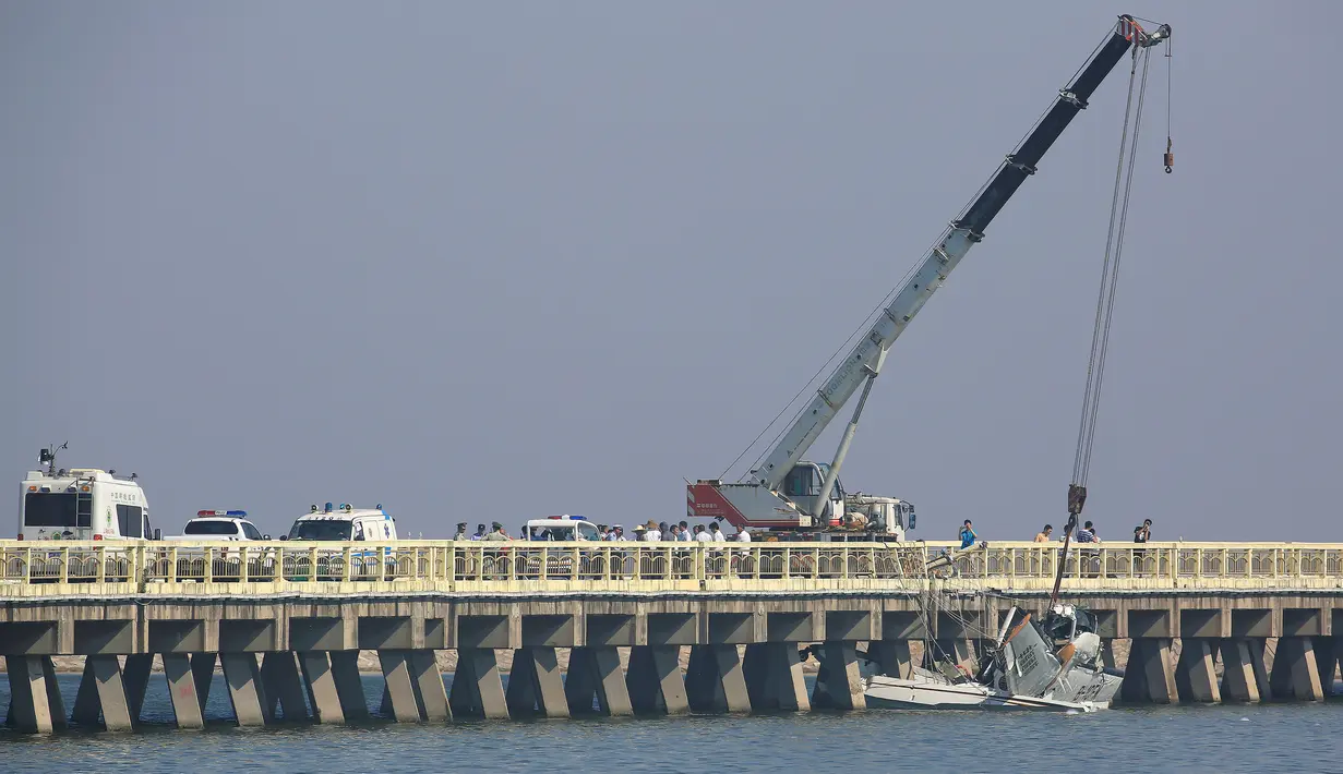 Sebuah pesawat amfibi yang rusak diangkat dari sungai di jembatan di Shanghai, Tiongkok, Rabu (20/7). Dalam acara penerbangan perdana ini, pesawat amfibi tersebut mengangkut 10 orang, 5 orang dikabarkan tewas. (REUTERS/Aly Song)