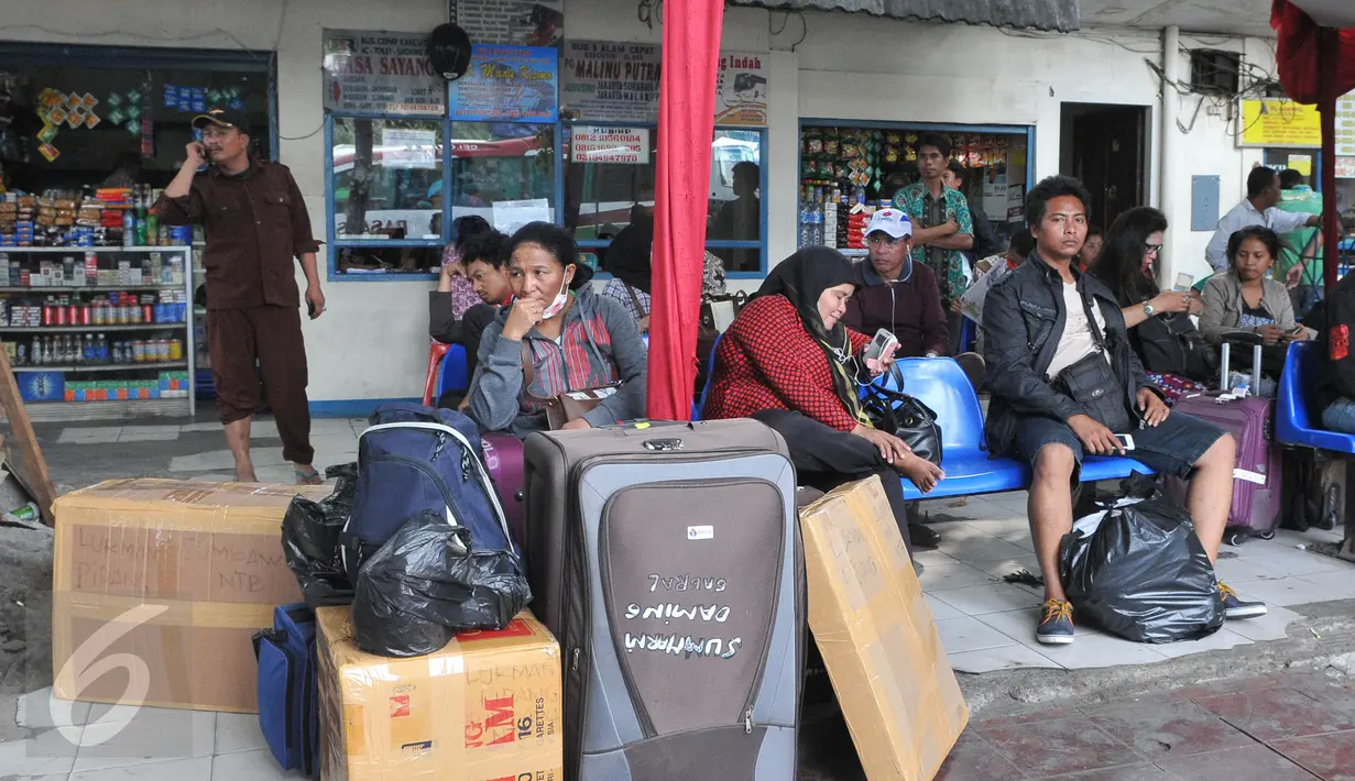 Terlihat beberapa orang sedang menunggu bus di terminal Pulogadung, Jakarta, Jumat (10/7/15). Pada H -7, terminal Polugadung tercatat memberangkatkan sebanyak 521 penumpang dan bus yang diberangkatkan sekitar 118 bus. (Liputan6.com/Herman Zakharia)