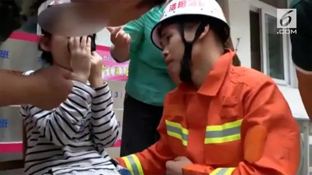 Bibir seorang bocah di Tiongkok terjepit tutup gelas dan tidak bisa lepas. Ia akhirnya dilarikan ke rumah sakit oleh orang tuanya.
