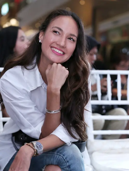 Namun, untuk berjaga-jaga harus hadir di acara yang formal, Nadine pun selalu membawa anting di tasnya. Hal ini pastinya untuk mendukung penampilannya agar tidak mengecewakan publik. (Adrian Putra/Bintang.com)