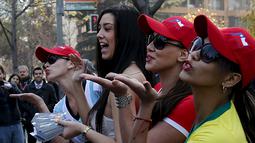 Para model mengenakan jersey tim peserta Copa America 2015 di pusat kota Santiago, Cile.(REUTERS/David Mercado)
