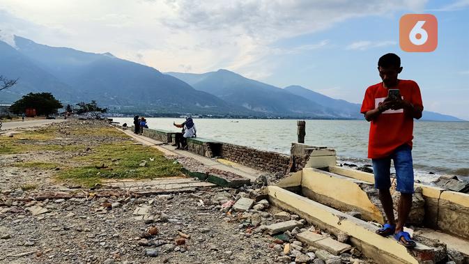 Pantai Talise masih banyak puing. (Liputan6.com/Dinny Mutiah)