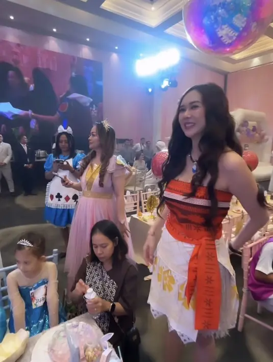 Busana Moana yang dikenakan Aura Kasih terdiri dari atasan kemben waena orange bermotif dipadukan belt kain yang diikat warna serasi dan rok putih bermotif keemasan.
[@aurakasih]