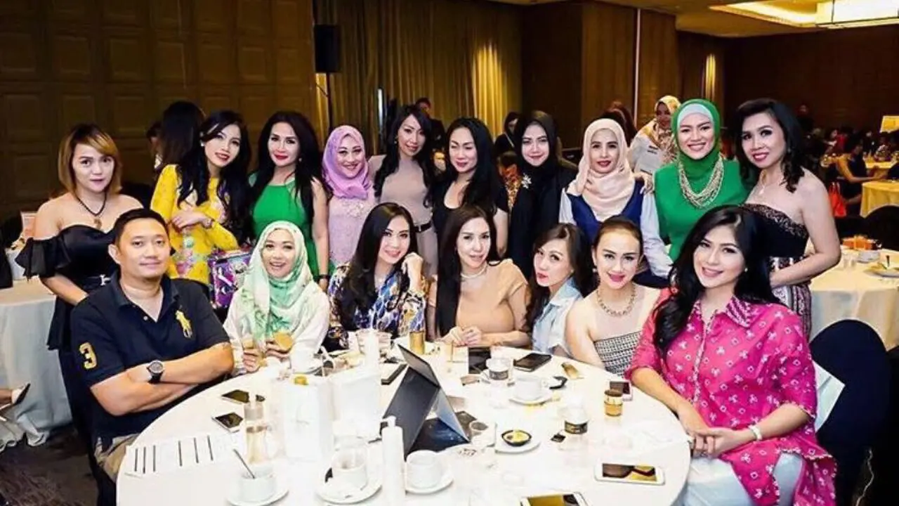 7 Gaya Busana Super 'Fancy' ala Sosialita