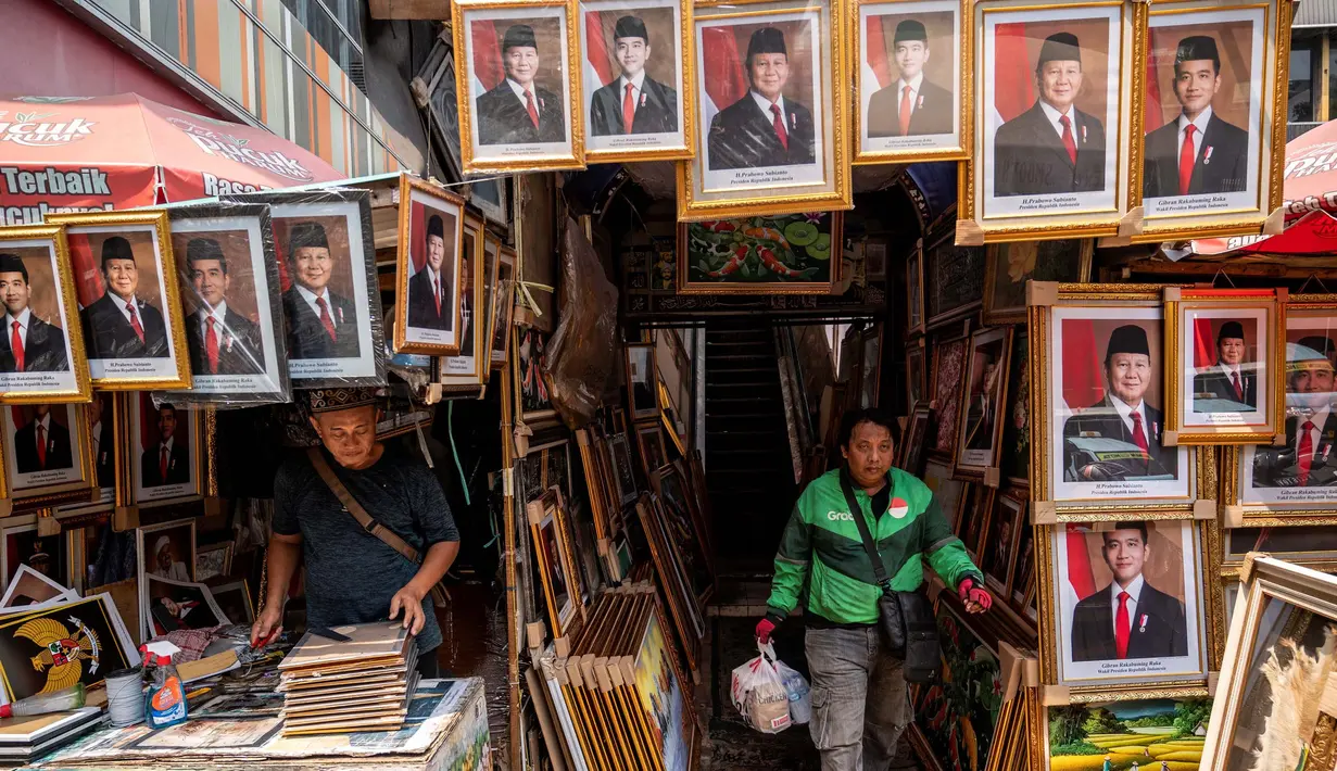 Jelang pelantikan, penjualan bingkai foto bergambar Presiden dan Wakil Presiden terpilih 2024-2029 mengalami peningkatan penjualan. (JUNI KRISWANTO/AFP)