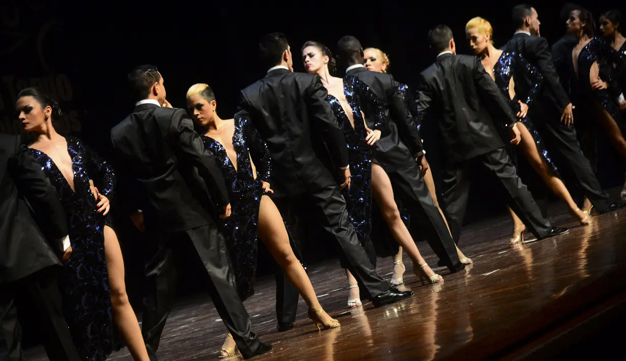 Kelompok penari Kolombia, Chetango Internacional menunjukkan kebolehannya saat bersaing pada Kejuaraan Dunia Tari Tango di Medellin, Kolombia, 18 Juni 2016. (Raul Arboleda/AFP)