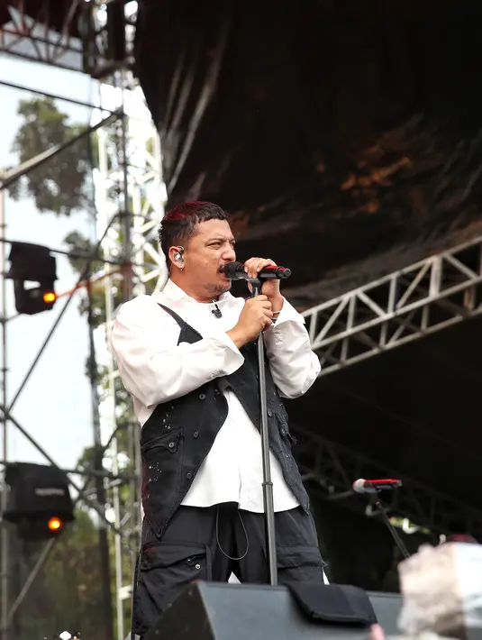 Sal Priadi di panggung Social Chic di Stadion Madya, Senayan, Jakarta, Minggu (4/8/2024). [Foto: Adrian Putra/Fimela]