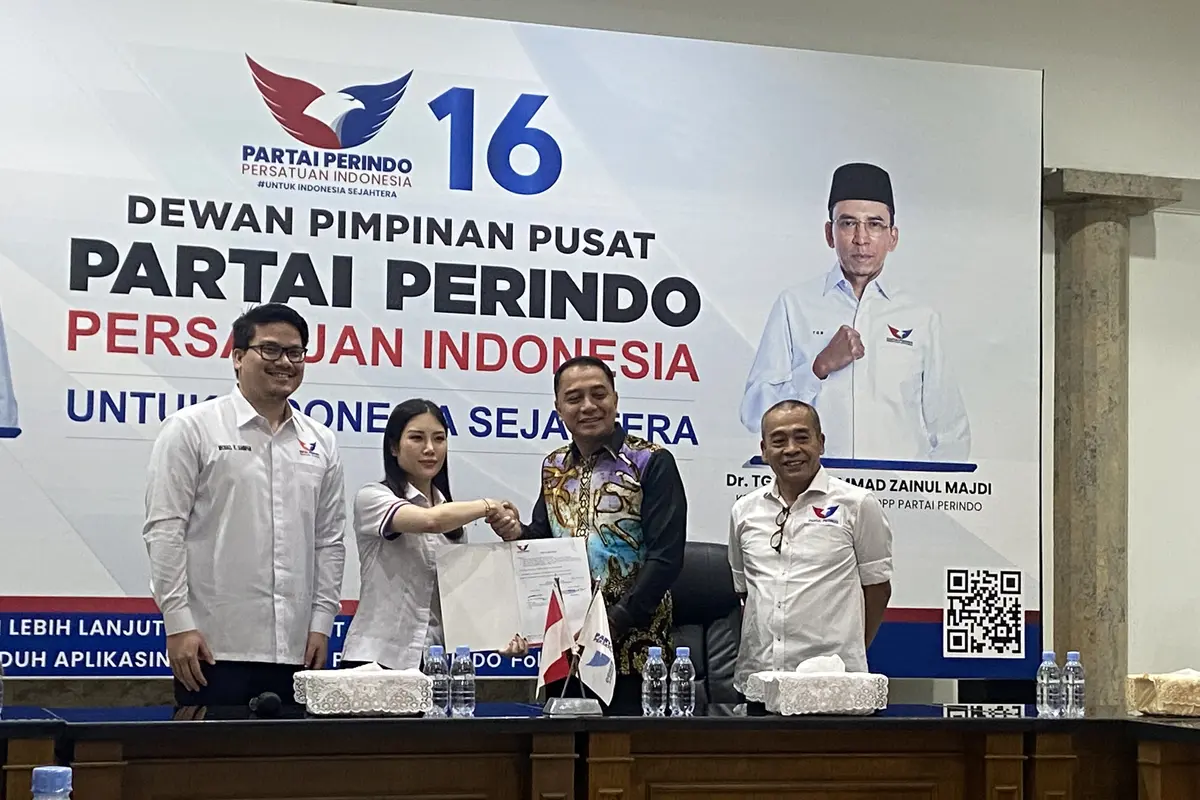 Partai Perindo kembali menyerahkan dukungan terhadap kandidat calon kepala daerah 2024. Kali ini, kader PDIP sekaligus petahana Wali Kota Surabaya yakni Eri Cahyadi yang hadir ke DPP Perindo untuk mendapatkan dukungan tersebut (Istimewa)