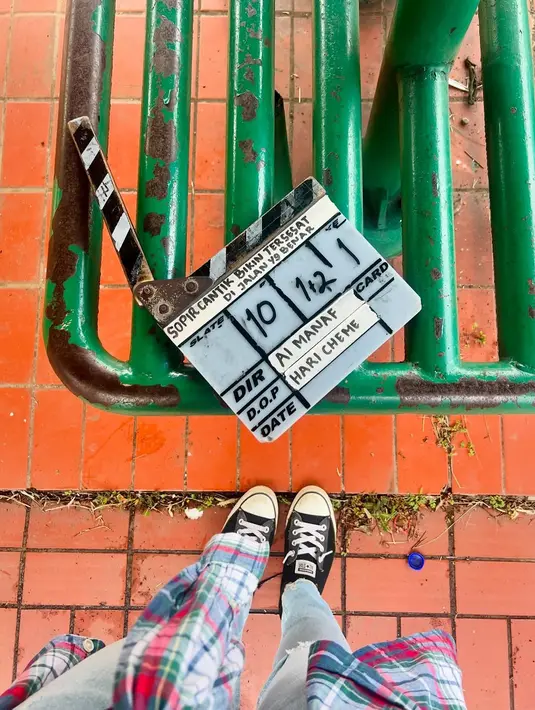 Ini potret Ersya ketika syuting FTV berjudul ‘Sopir Cantik Bikin Tersesat di Jalan yang Benar’. Setelah Ersya bagikan foto tersebut, penggemar tak sabar untuk melihat Ersya di layar kaca. Lantaran berperan sebagai sopir, Ersya Aurelia tampil beda dengan kaus, topi, hingga handuk di lehernya bak sopir pada umumnya. Meski tampil tomboi demi peran, namun Ersya tetap pancarkan pesona. (Liputan6.com/IG/@ersyaurel)