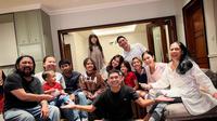 Keluarga Mirdad berkumpul di awal tahun baru 2022 (Foto: Instagram/@kenangmirdad)