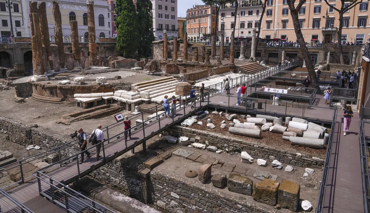 Para jurnalis mengunjungi jalan setapak baru yang disebut 'Area Suci' di mana empat kuil, yang berasal dari abad ke-3 SM, berdiri di tengah-tengah salah satu persimpangan jalan tersibuk di Roma modern, Senin, 19 Juni 2023. (AP Photo/Domenico Stinellis)