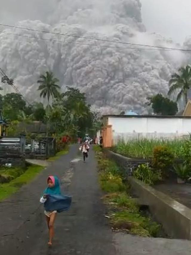 Gunung Semeru meletus. (Foto: Liputan6.com/Tangkapan Layar  Video/Istimewa)